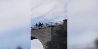 VIDEO. Les policiers empêchent une femme de sauter d'un viaduc de 60m à Marseille