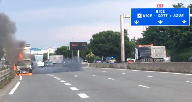 VIDEO. Un camion en flammes sur l'autoroute A8 à la sortie de Nice, le trafic complètement à l'arrêt en direction de Cannes