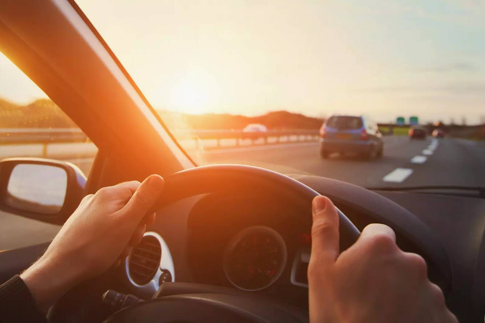 "Conduisez comme une femme": une nouvelle campagne de sécurité routière, pied de nez à la croyance misogyne