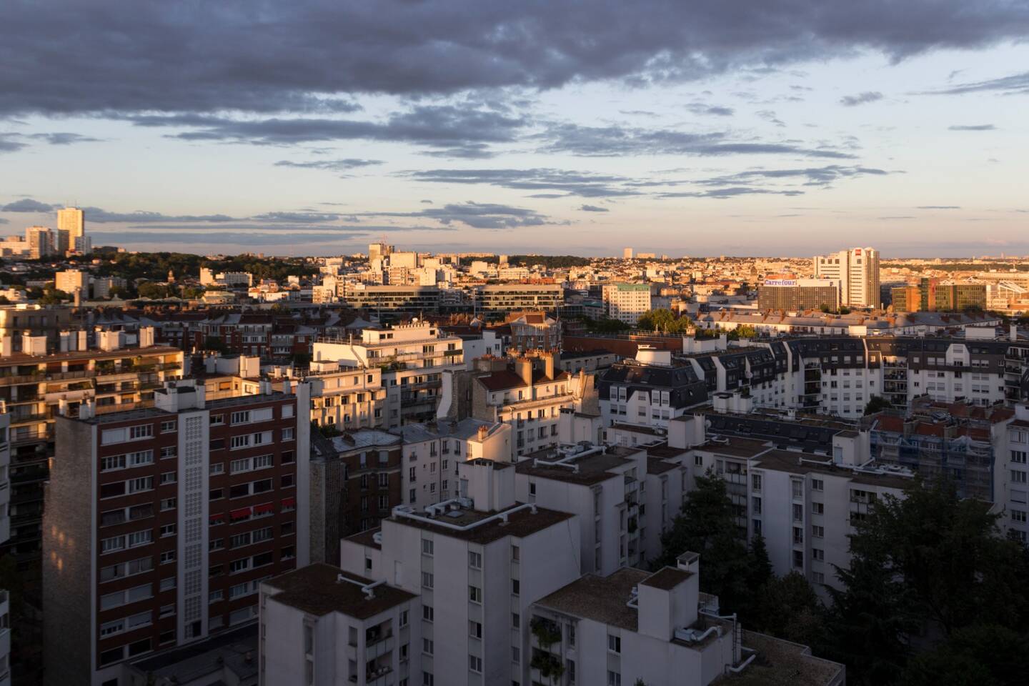 Un homme de 29 ans a été tué par balle jeudi soir à Montreuil (Seine-Saint-Denis) et une enquête pour meurtre en bande organisée a été ouverte.