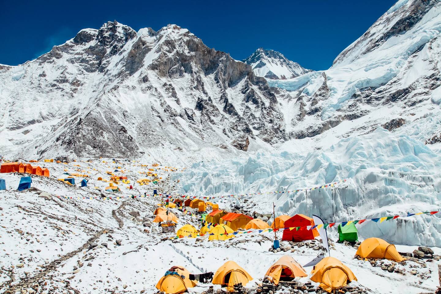 Toujours plus fréquentés, les camps successifs menant au sommet de l'Everest sont noyés de déchets. 