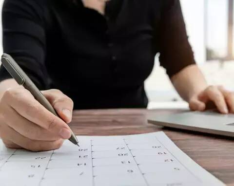 Un deuxième jour férié en moins? Une piste étudiée par le ministre du Budget pour participer à l'effort de redressement