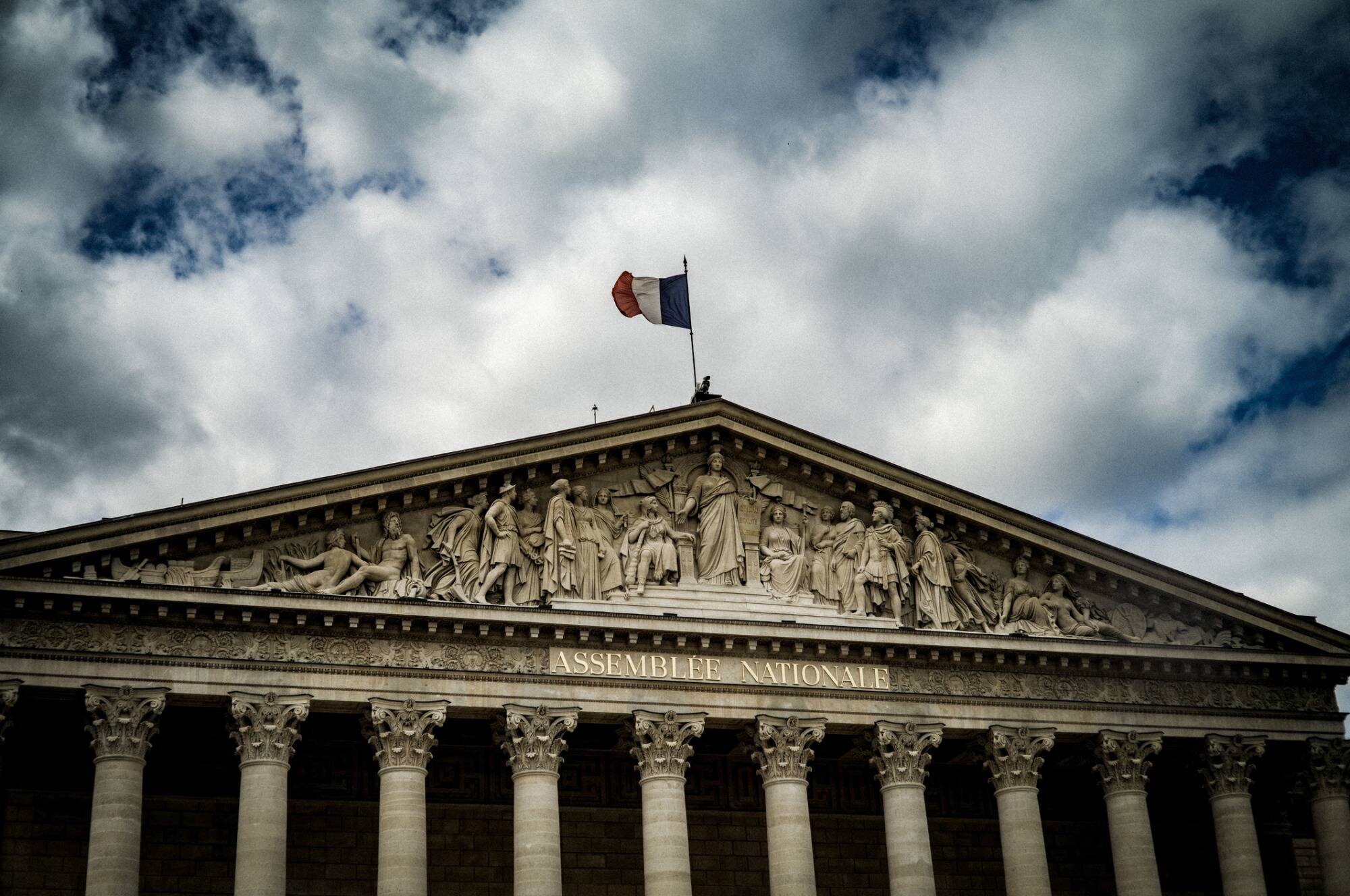 Jours fériés, fin de vie, audiovisuel public... 5 réformes que la chute du gouvernement Bayrou mettrait sur la sellette