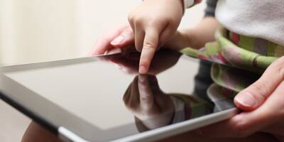 Les écrans pour les tout-petits: éduquer les parents plutôt qu'interdire?