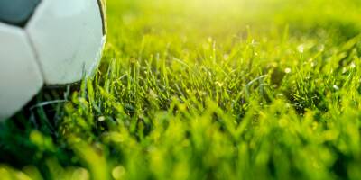 Il venait de faire un arrêt cardiaque en plein match de foot, le gardien de l'équipe adverse lui sauve la vie