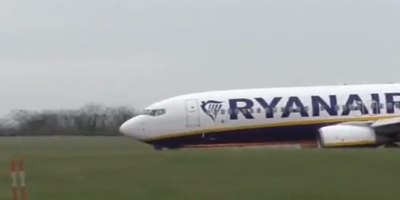 Etincelles sous le cockpit, pneu éclaté... les images impressionnantes d'un incident à l'atterrissage d'un vol Ryanair à Dublin