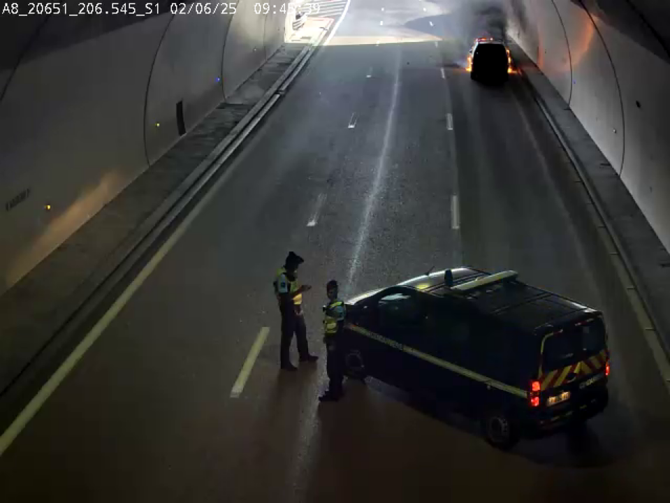 Un véhicule en feu dans un tunnel sur l'A8 ce lundi matin, la circulation totalement interrompue