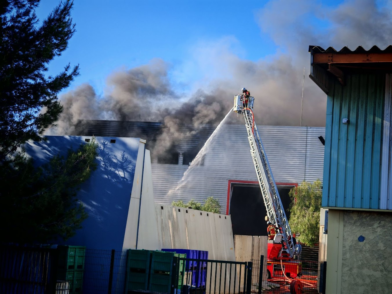 Le spectaculaire incendie dans un centre de tri à La Seyne a pu être circonscrit, des mesures de la qualité de l'air réalisées