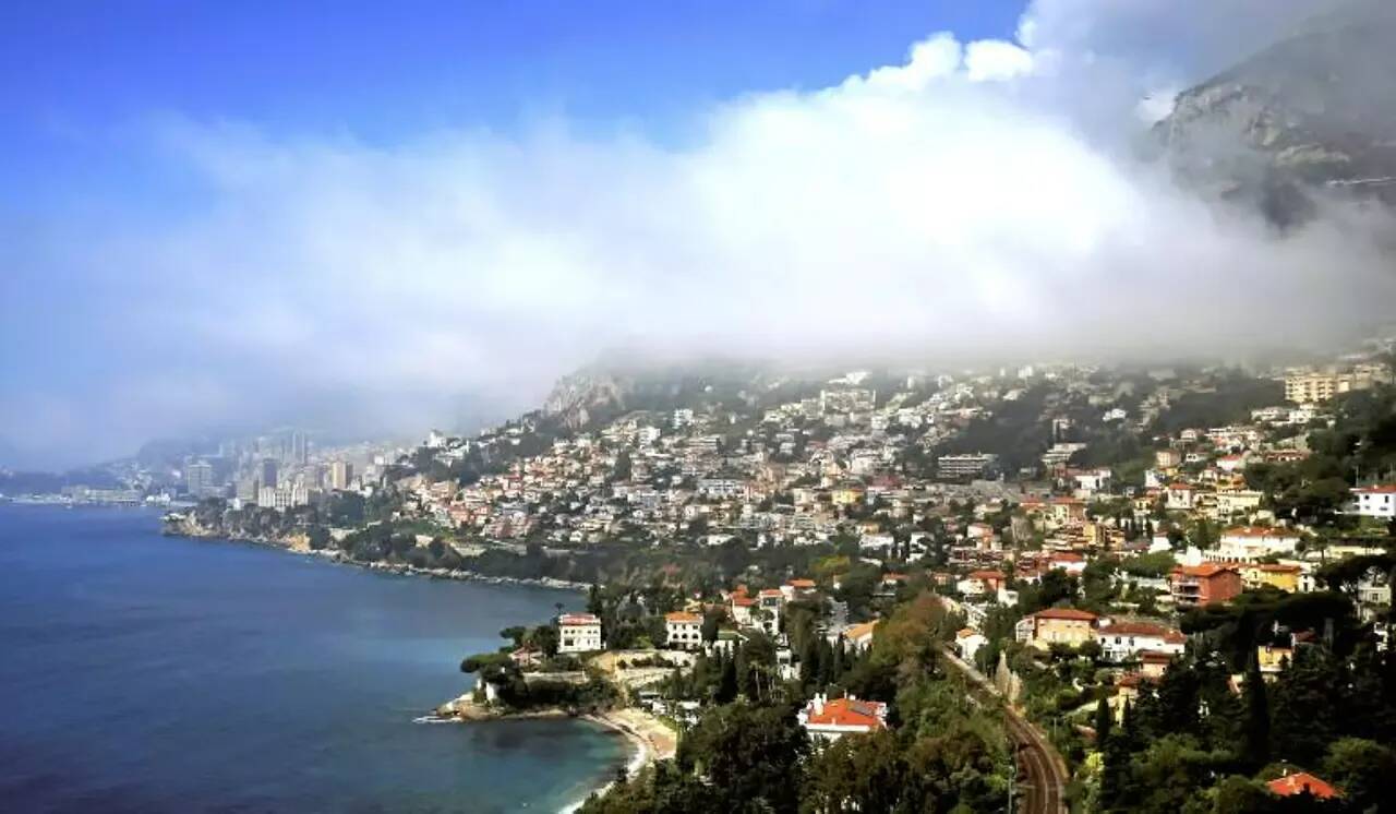 Un mort et cinq blessés dans une collision entre un véhicule de police et une moto à Roquebrune-Cap-Martin