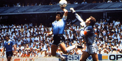Le ballon du but de Maradona aidé par 