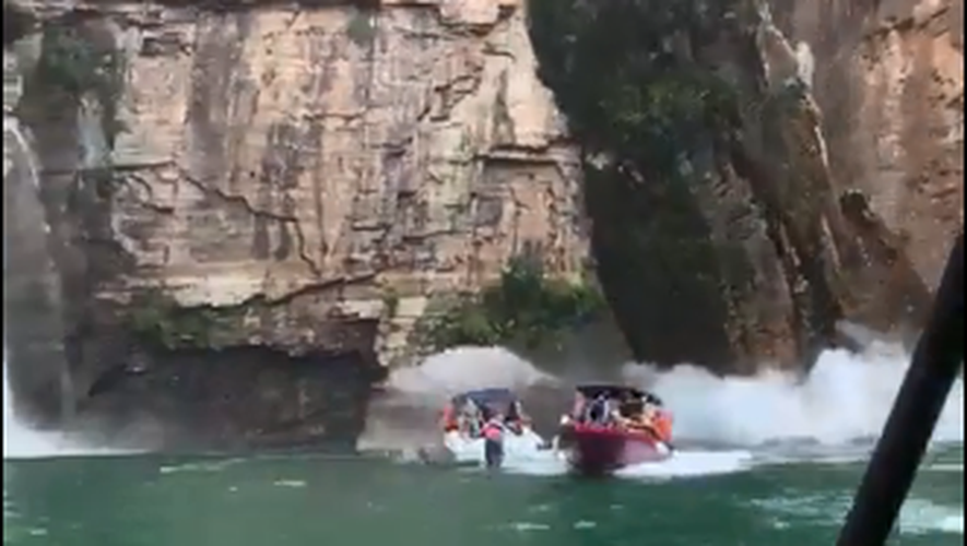Un pan de falaise se détache et s'écrase sur des bateaux dans un lac touristique au Brésil et fait au moins 10 morts