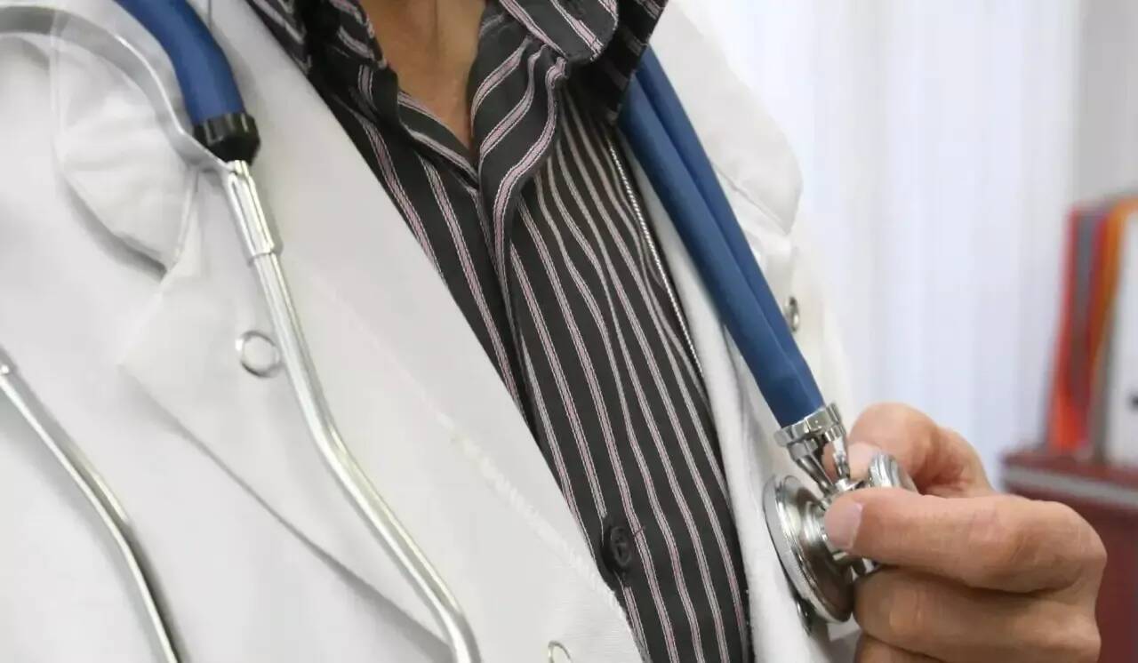 "Mesure politique", "respiration", "flicage": la "taxe lapin" autour des rendez-vous non honorés divise chez les médecins