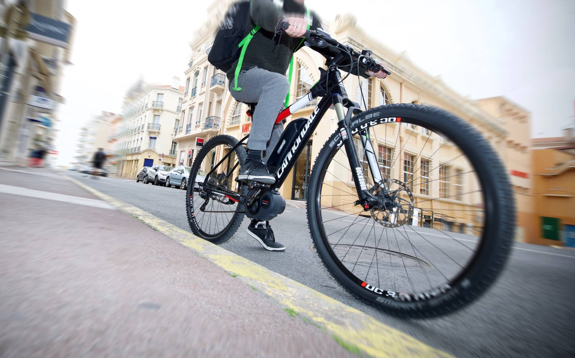 À 6 ans, il dérobe le téléphone de son père et se fait livrer pour 1.000 dollars de nourriture