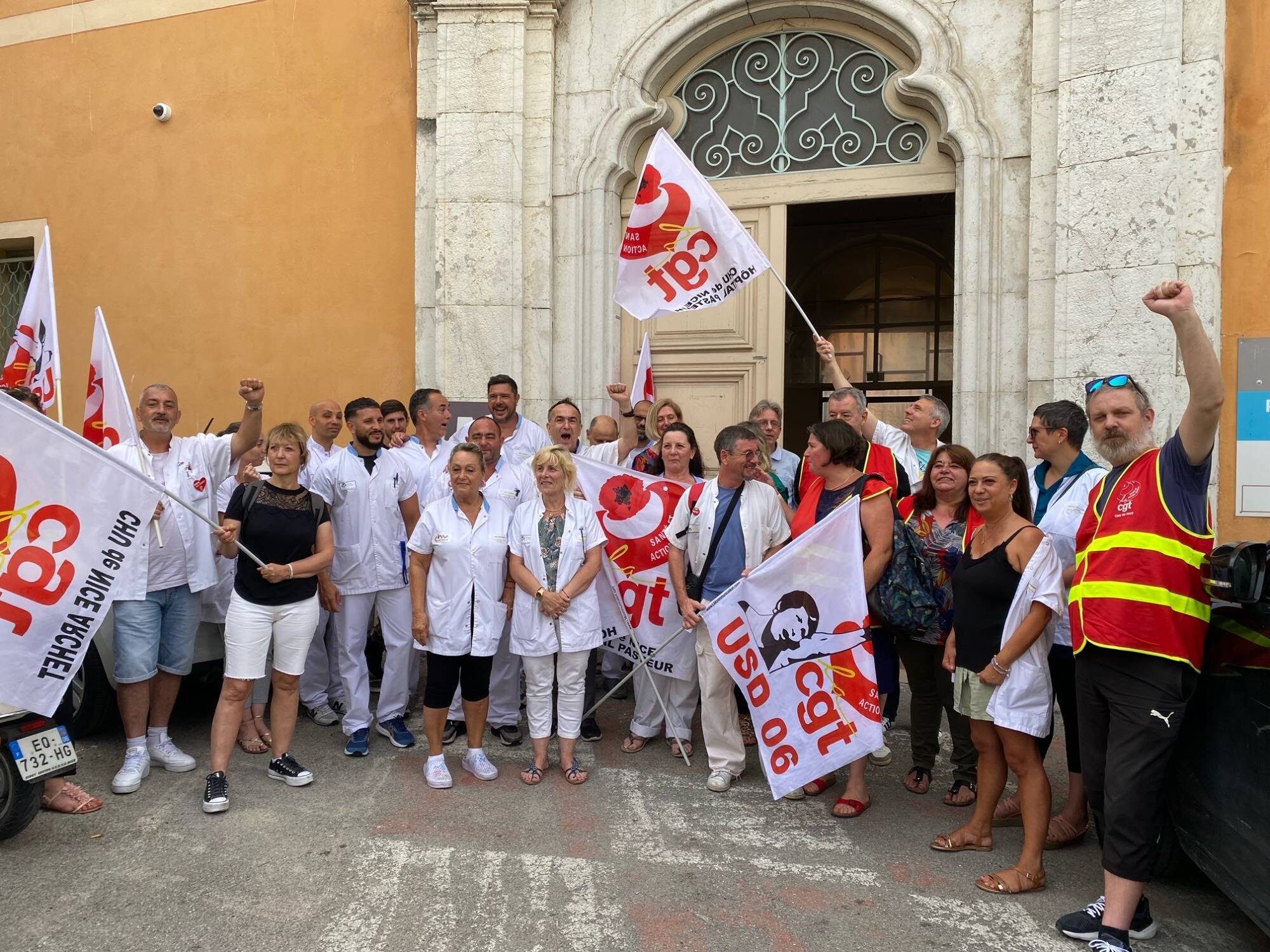 Médecins, infirmiers et aides-soignants expliquent pourquoi ils étaient en grève ce mardi matin à l'hôpital Pasteur de Nice