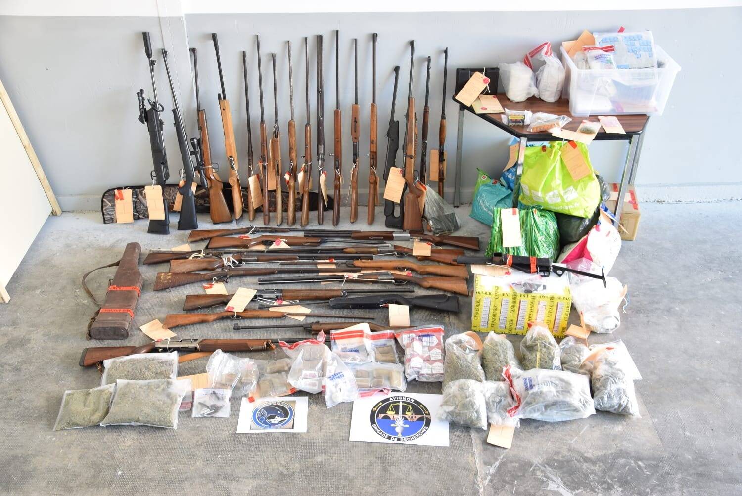 Les gendarmes interpellent 7 trafiquants lors d'une opération et mettent la main sur de la drogue, des armes et 2 pythons à Avignon