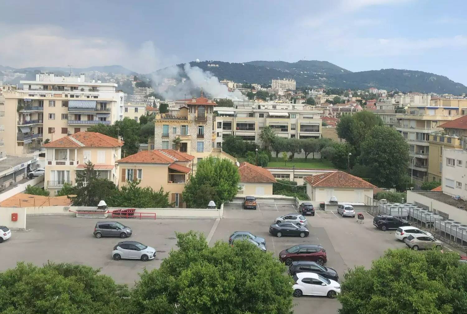 Un incendie s'est déclenché dans un immeuble à Nice, un important panache de fumée visible