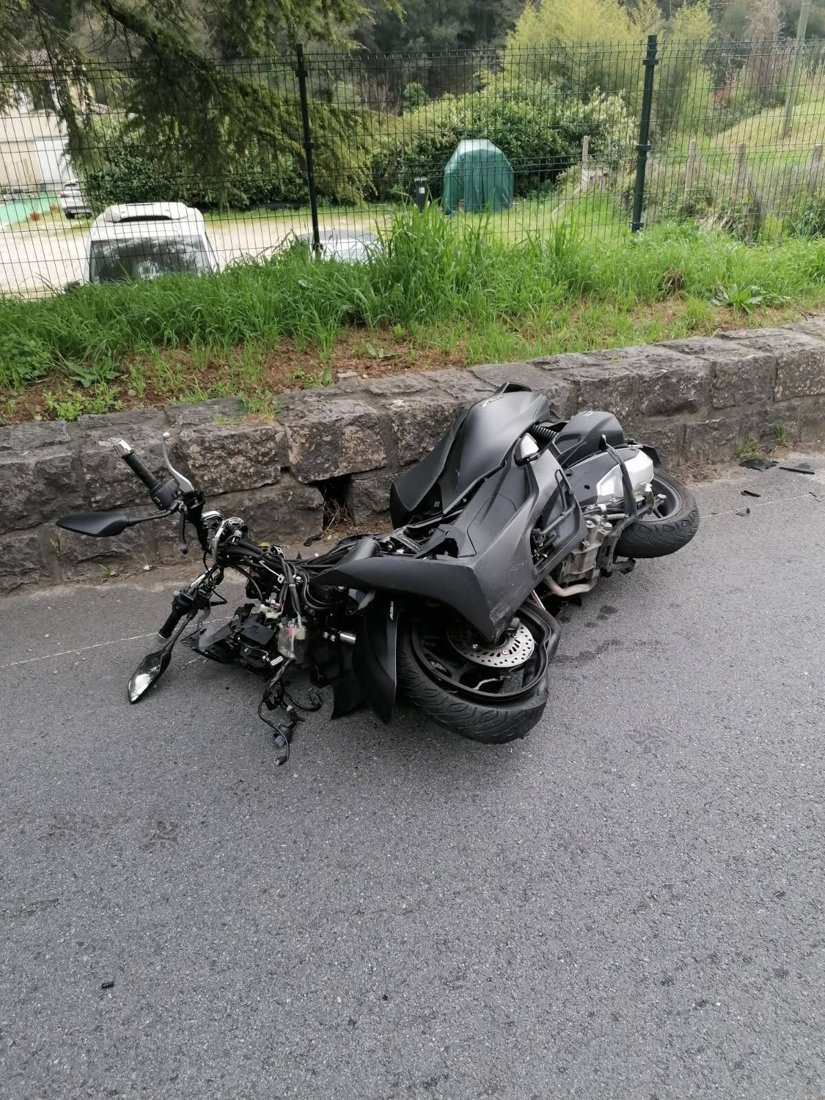 Un scooter fait un impressionnant vol plané et se crashe sur les hauteurs de Cannes