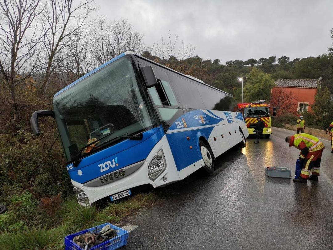 Un bus fait une sortie de route, la circulation perturbée vers Bormes-les-Mimosas