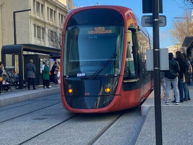 Un homme condamné à 12 mois de prison après avoir donné un coup de poing à une dame dans le tram de Nice