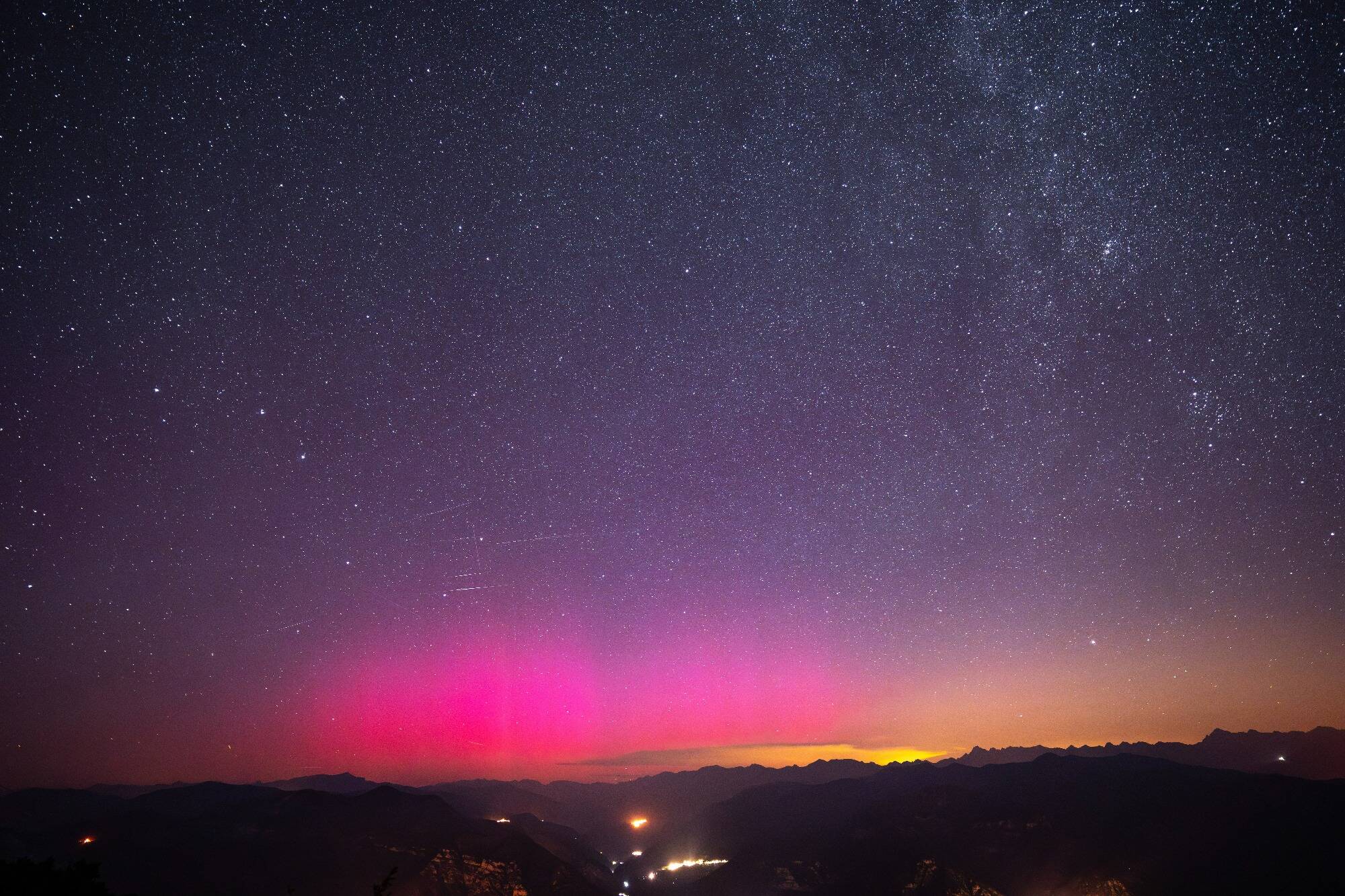 Aurores boréales et étoiles filantes: vos magnifiques photos de ces phénomènes observés sur la Côte d'Azur dans la nuit de lundi à mardi