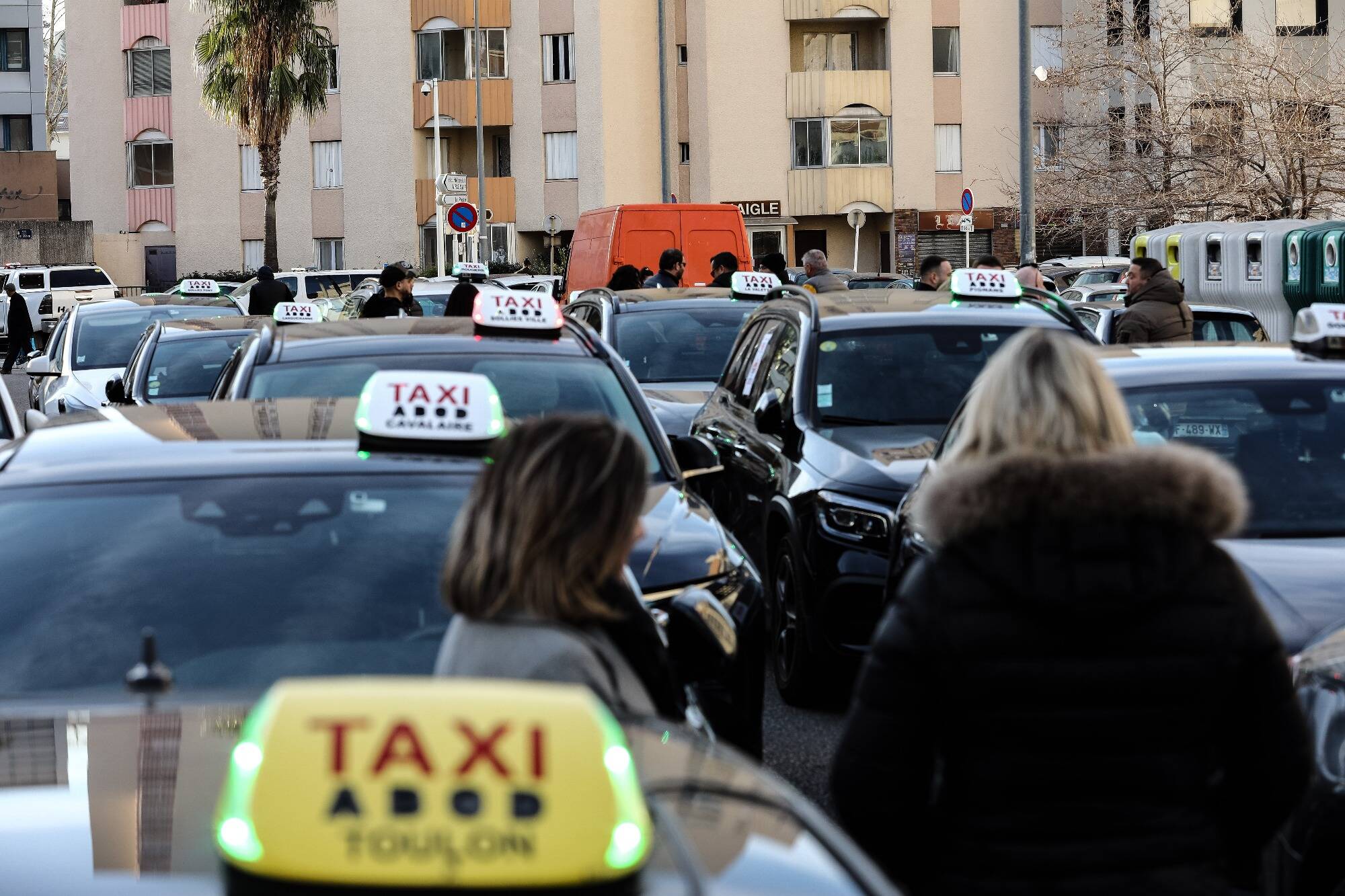 Les taxis azuréens se mobilisent à leur tour ce mardi matin et partent en convoi sur la Promenade des Anglais "sans faire de blocage"