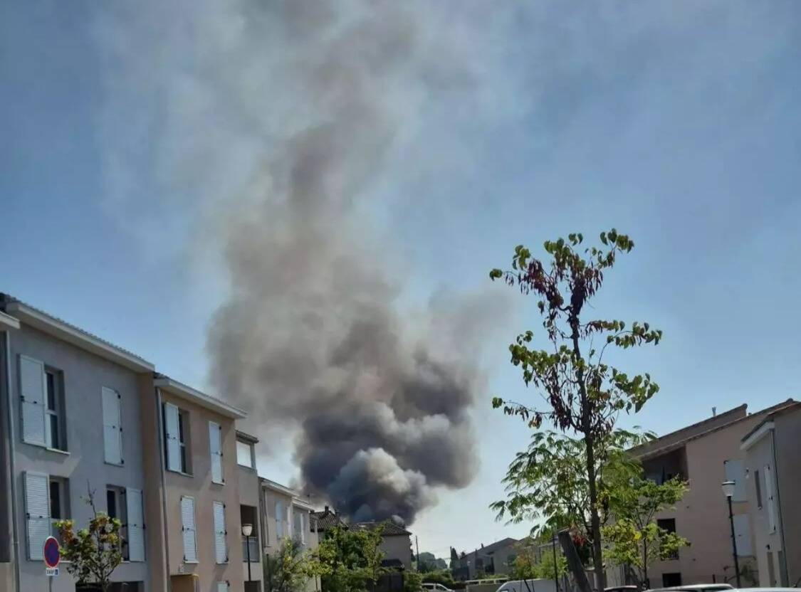 Un feu d'entrepôt se déclare à Lorgues, un bâtiment de 200m2 en proie aux flammes