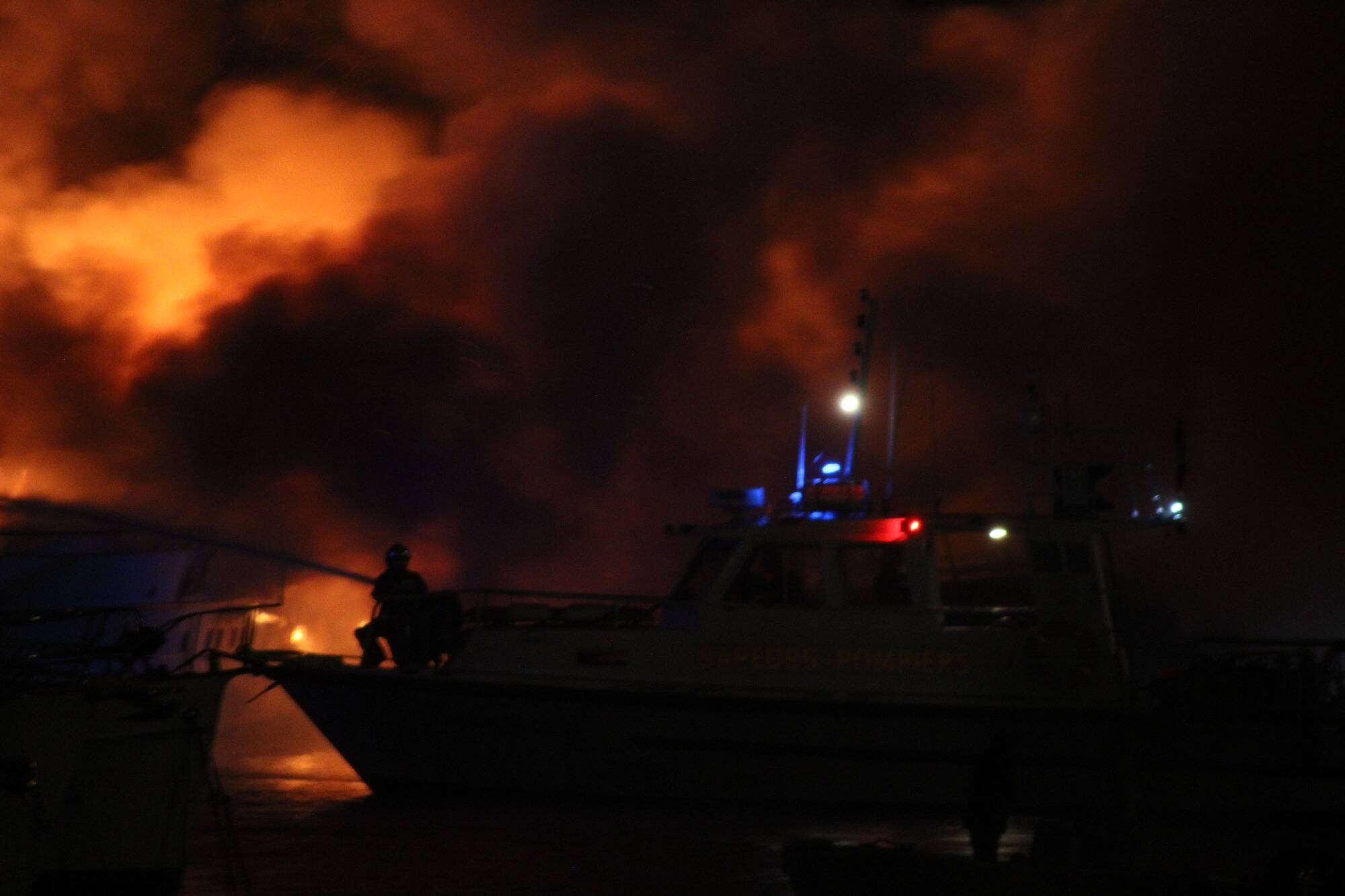 5 bateaux détruits par un incendie dans le port de Saint-Laurent-du-Var, les images sont impressionnantes