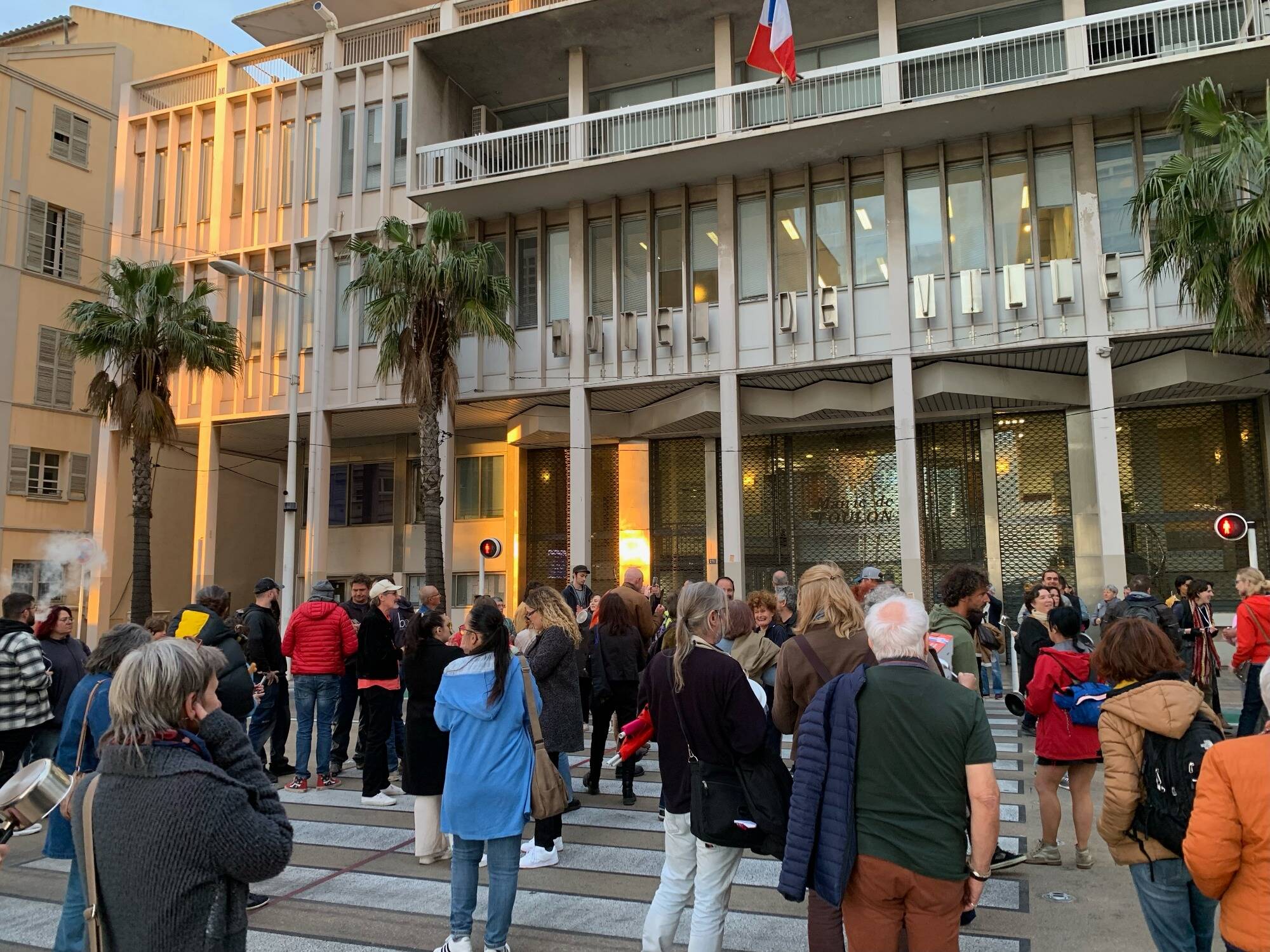 Allocution d'Emmanuel Macron: une cinquantaine de personnes réunies devant la mairie de Toulon pour un concert de casseroles
