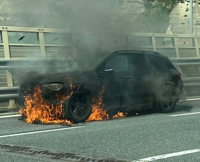 Sa voiture prend feu sur l'autoroute et explose juste avant la frontière, ce Niçois de retour d'Italie a sauvé son fils de justesse