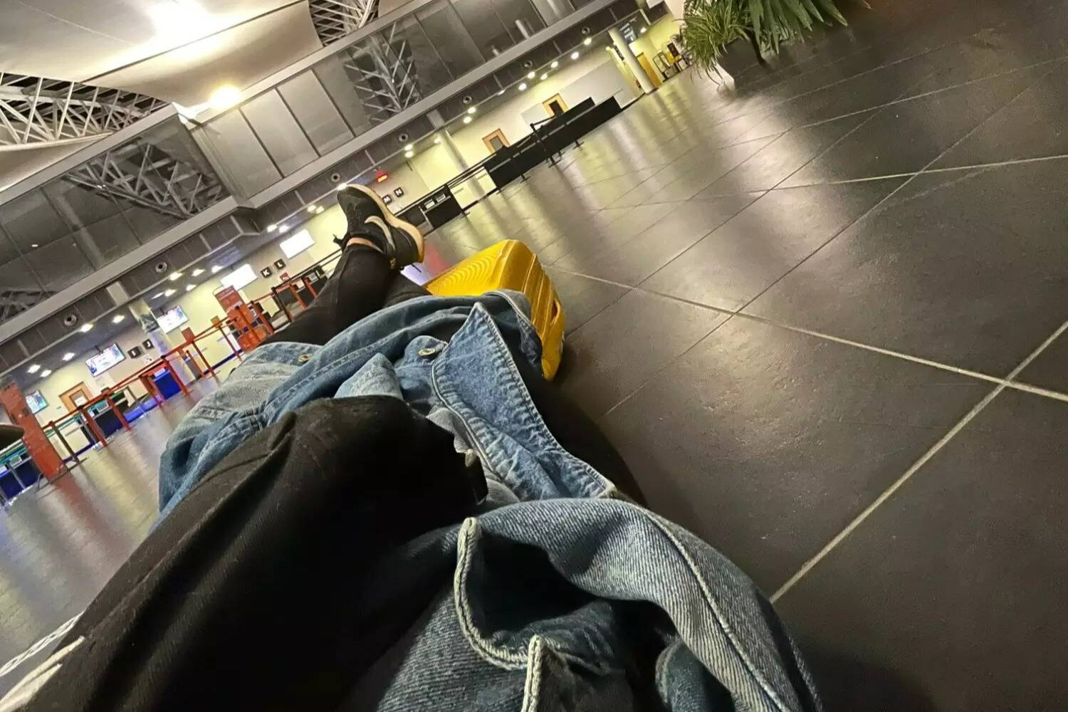 "On va rentrer chez nous. Quand? C'est la question": 120 passagers qui se rendaient à Nice bloqués à l'aéroport de Brest depuis dimanche