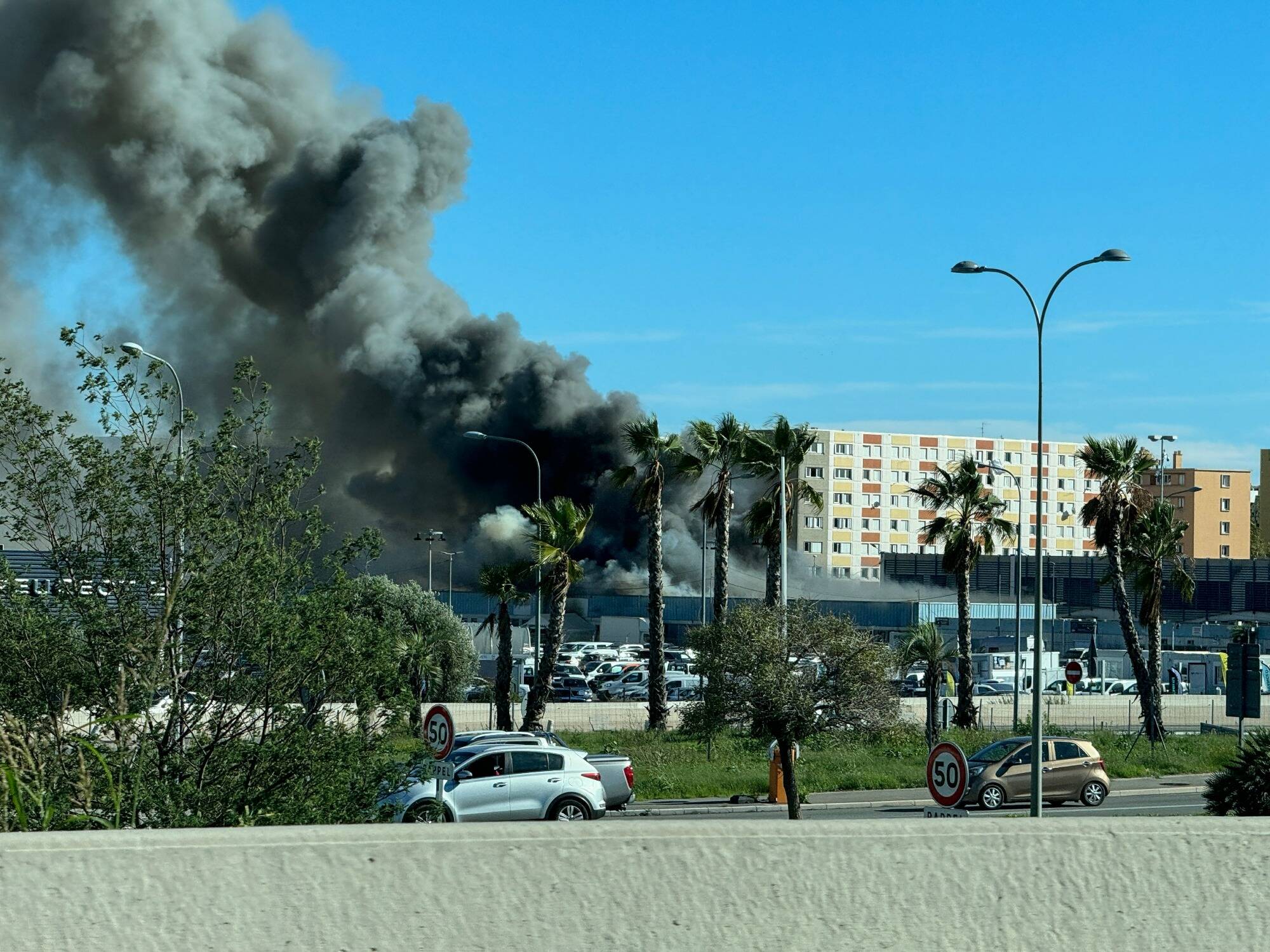Les images de l'impressionnant incendie survenu à Nice ouest ce vendredi