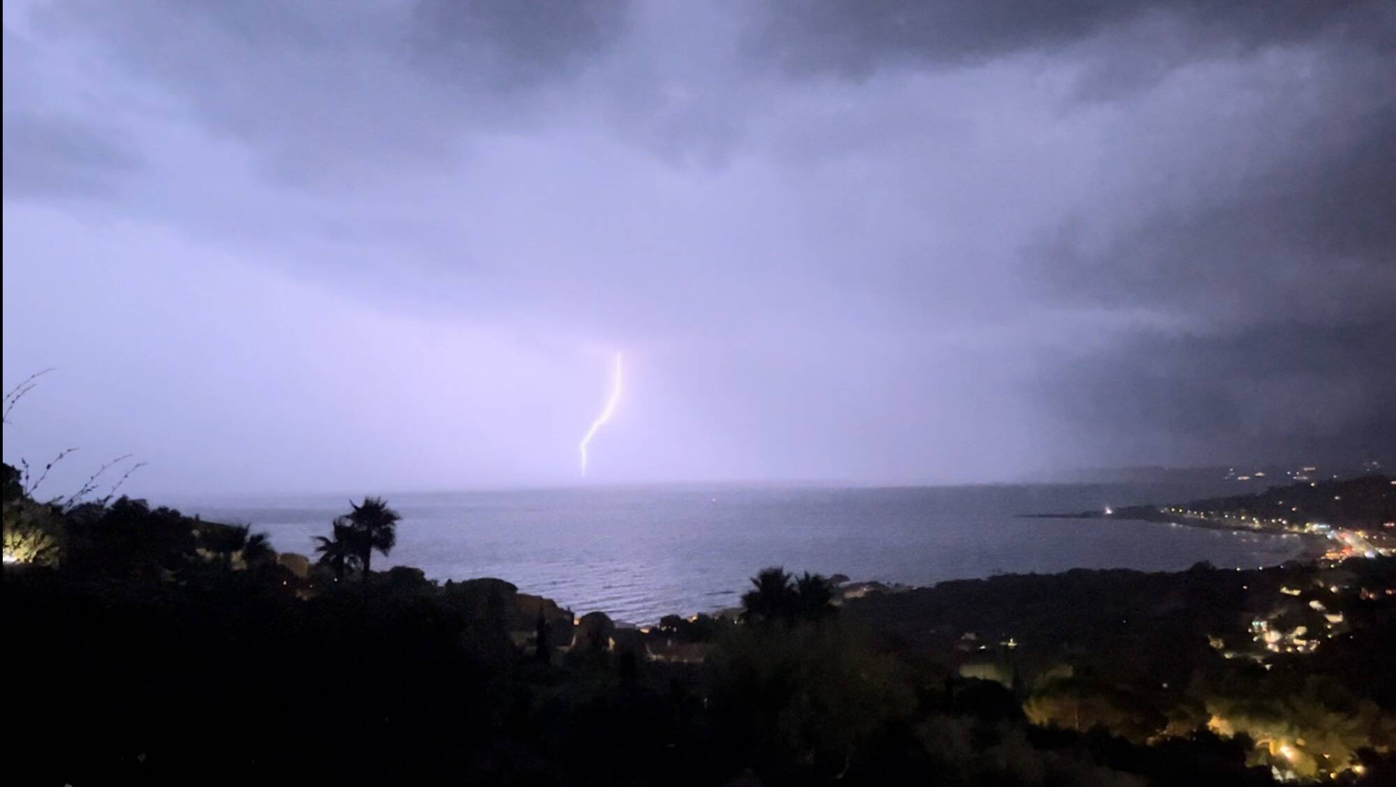 Vigilance orages et pluie-inondation: jusqu'à 180mm d'eau dans l'Est-Var, des évacuations dans les Alpes-Maritimes... suivez notre direct
