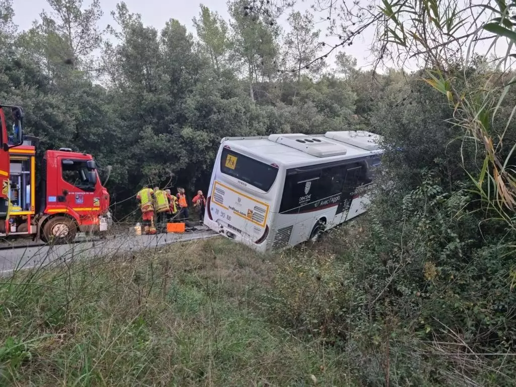 Un bus scolaire se retrouve en équilibre sur le bas côté après une sortie de route à Taradeau