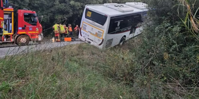 Un bus scolaire se retrouve en équilibre sur le bas côté après une sortie de route à Taradeau