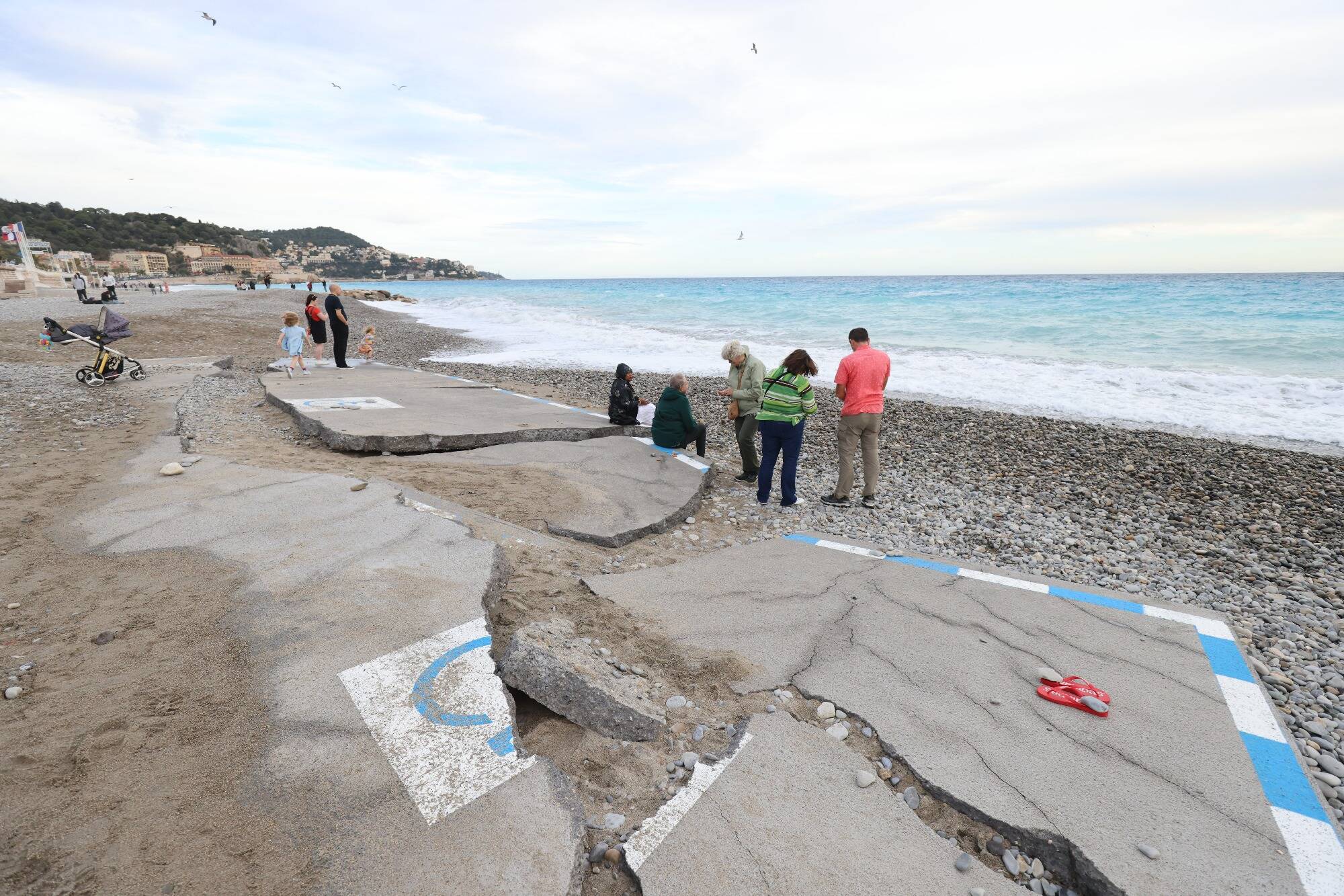 "Ça donne une idée de la force de la tempête": à Nice, la mer a brisé la dalle de la handiplage