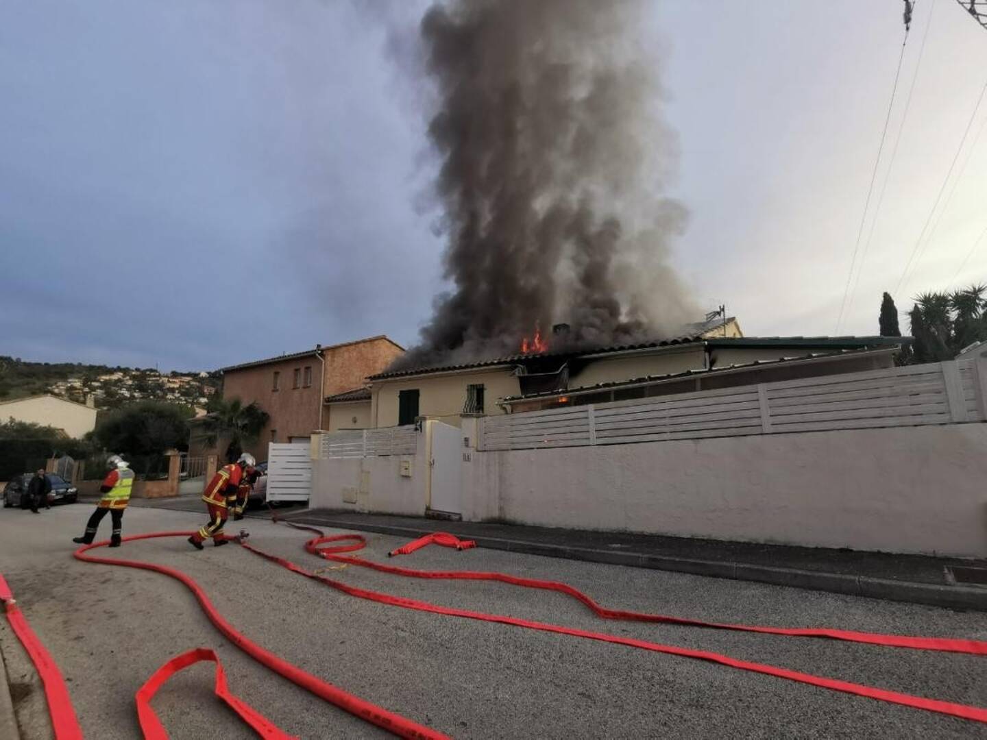 Les flammes de l’incendie étaient visibles sur la toiture qui s’est effondrée.