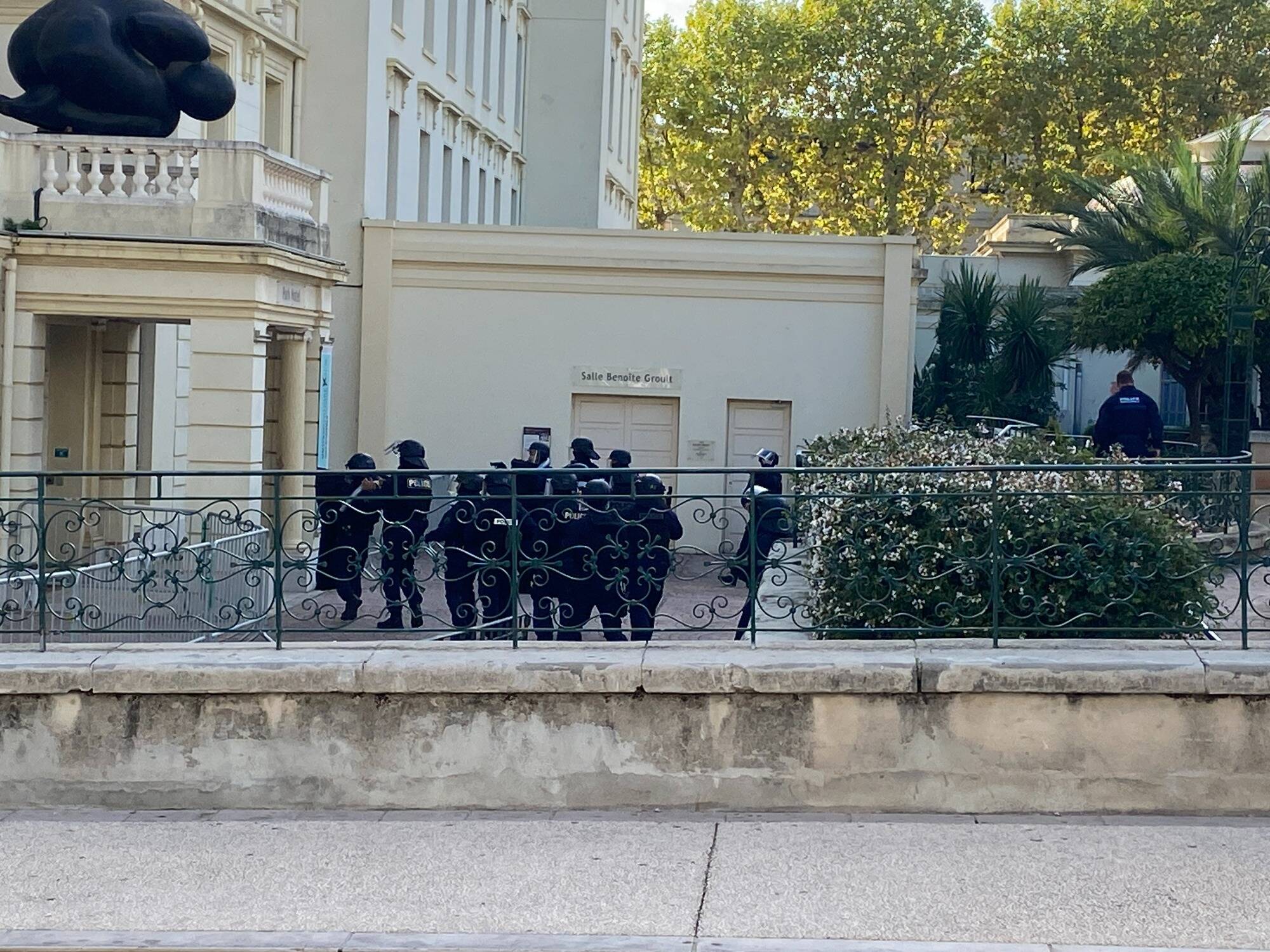 Important dispositif de police devant le Park Hôtel à Hyères après des menaces d'attentat ce mercredi après-midi