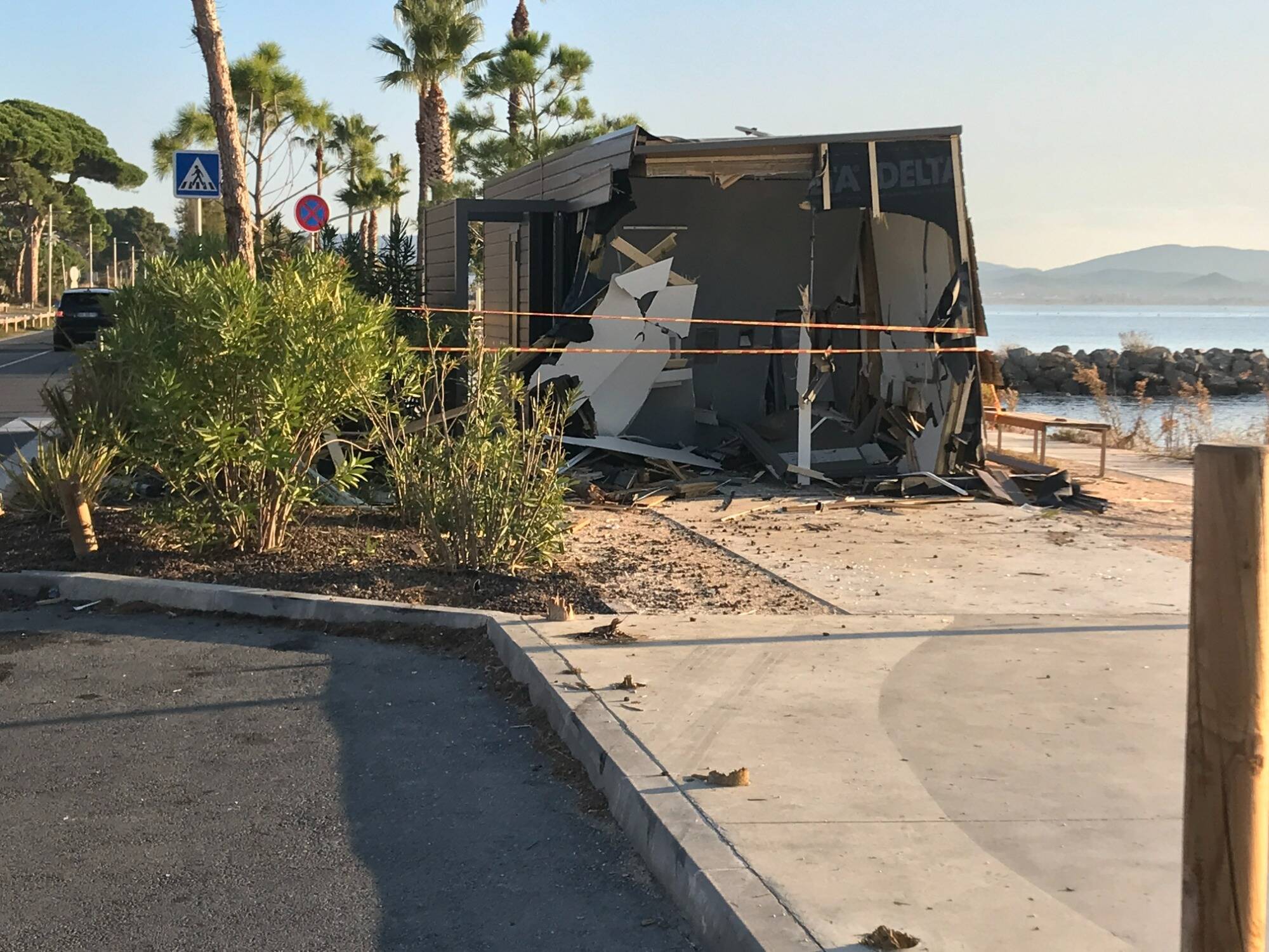 Une voiture s'encastre dans des toilettes publiques en pleine nuit, un mort et deux blessés graves dans le Var