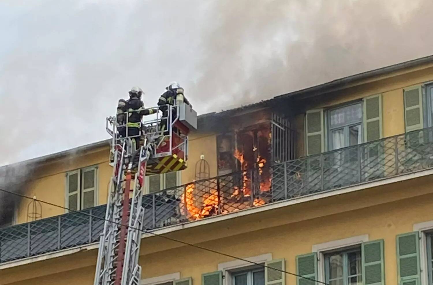 Incendie dans un appartement à Nice ce dimanche matin, un couple et leurs enfants échappent aux flammes par le balcon