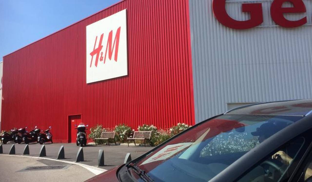 La colère et le désarroi des salariés du seul entrepôt d'H&M en France, qui s'apprête à fermer
