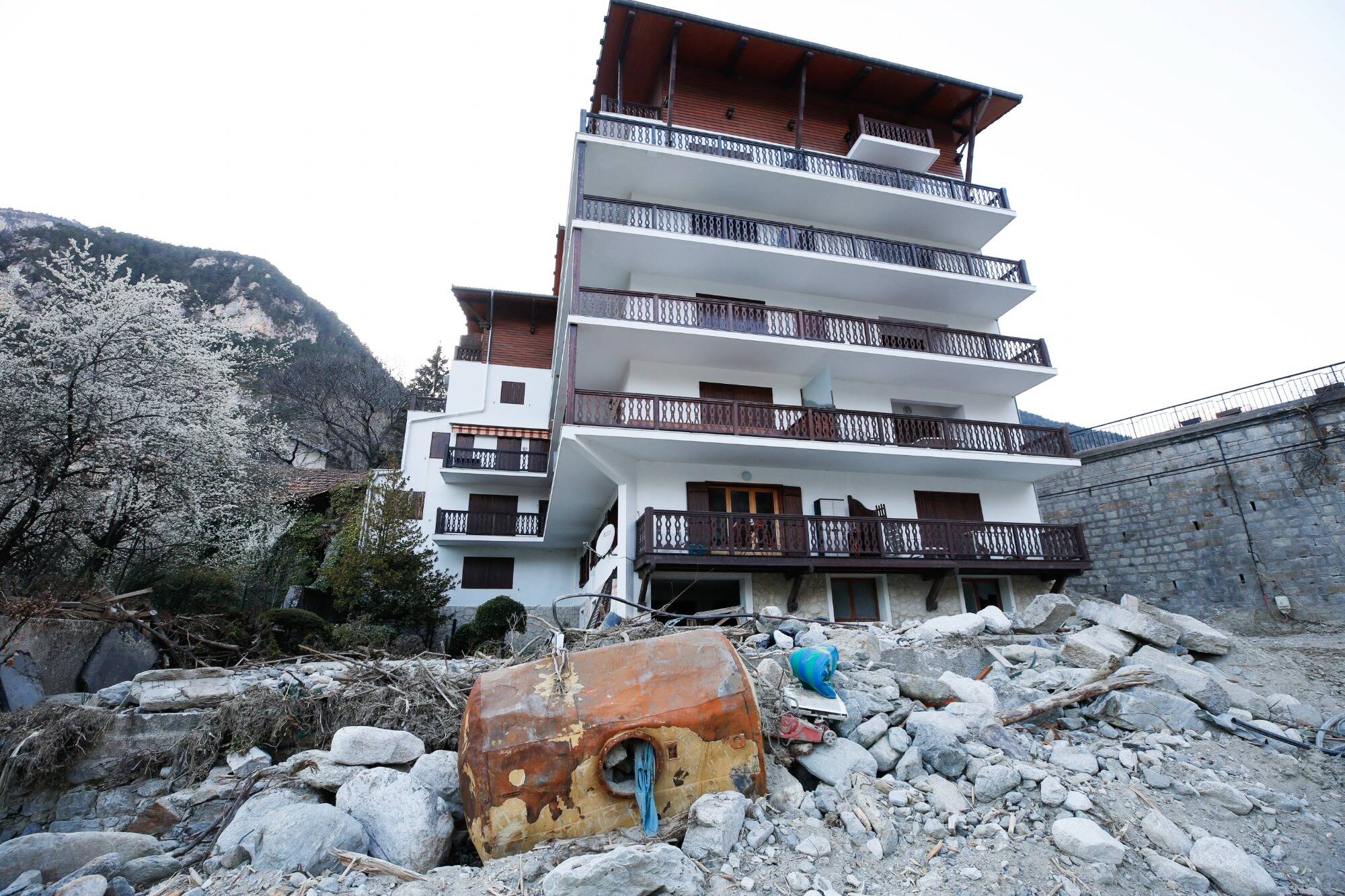 Evacués pendant la tempête Alex, les habitants de cet immeuble n'ont jamais réintégré leurs logements, les experts toujours divisés