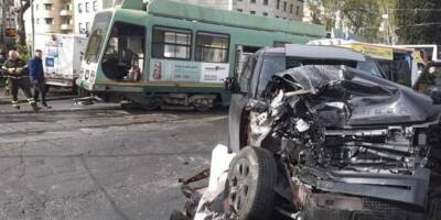 Le spectaculaire accident de voiture d'un joueur de foot italien percuté par un tramway