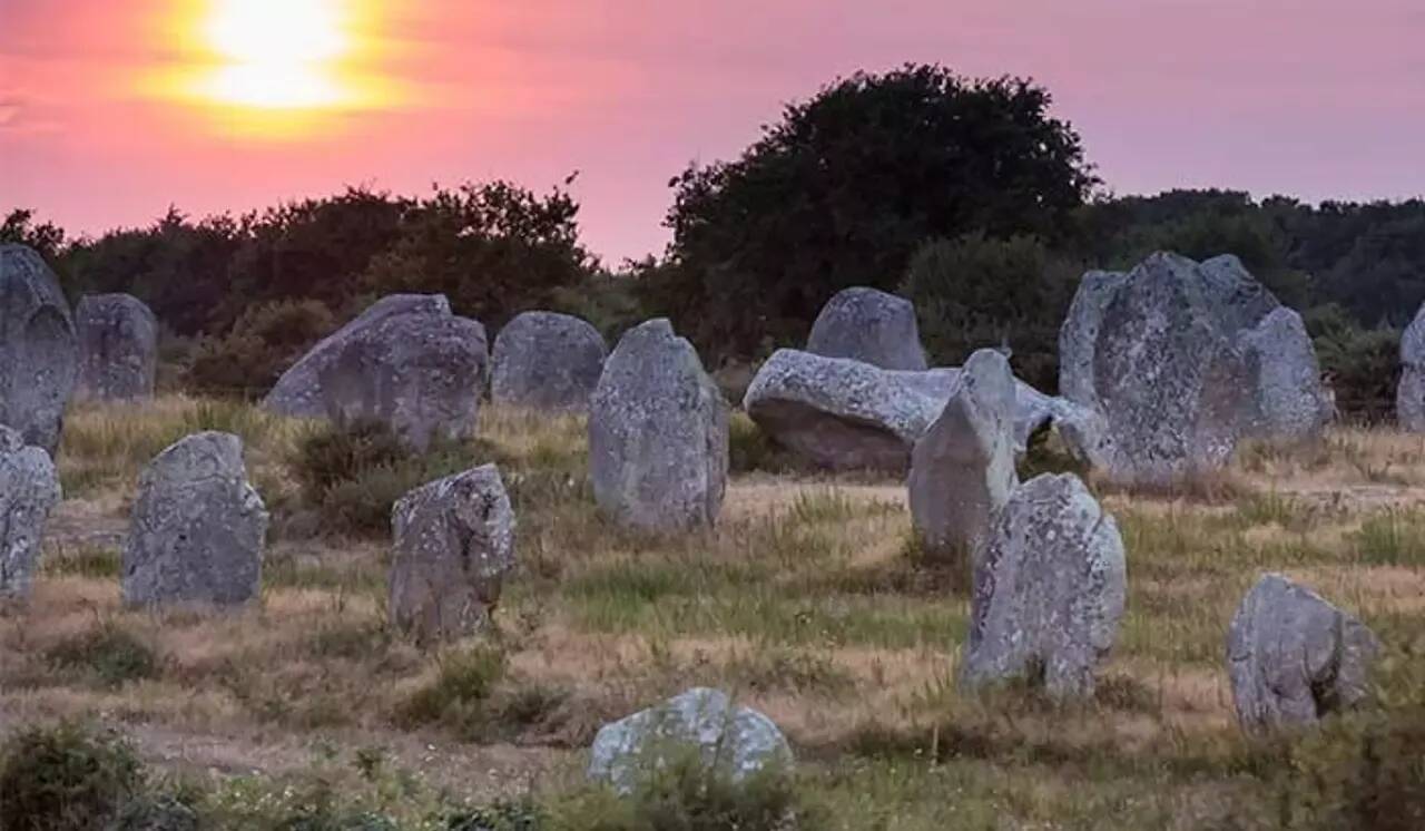 "Tout raser comme les menhirs": l'église de Carnac visée par des tags