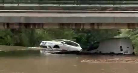 Deux personnes portées disparues, avion endommagé par la grêle, hôpital inondé... Les images impressionnantes des pluies torrentielles en Catalogne en Espagne