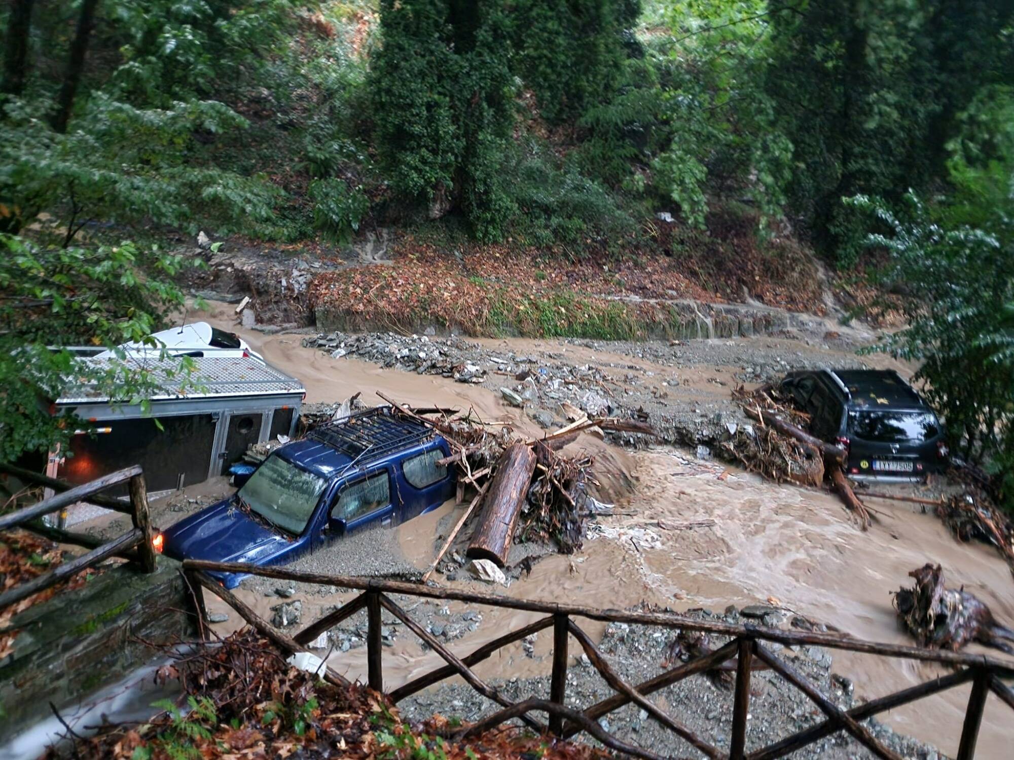 Au moins un mort et un disparu dans des inondations en Grèce, les impressionnantes images des pluies torrentielles