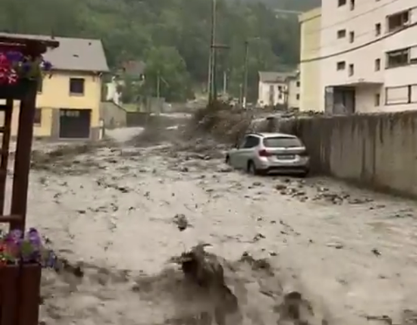 Trafic ferroviaire interrompu "au moins plusieurs jours" entre Paris et Milan à cause des orages, voici les images impressionnantes de la crue historique