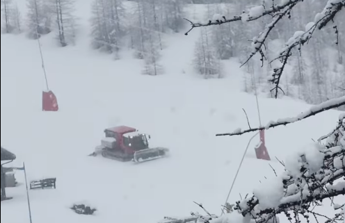 1m50 en haut des pistes, des images rares, vigilance jaune... Isola 2000 reçoit une couche de neige tardive avant le week-end de Pâques