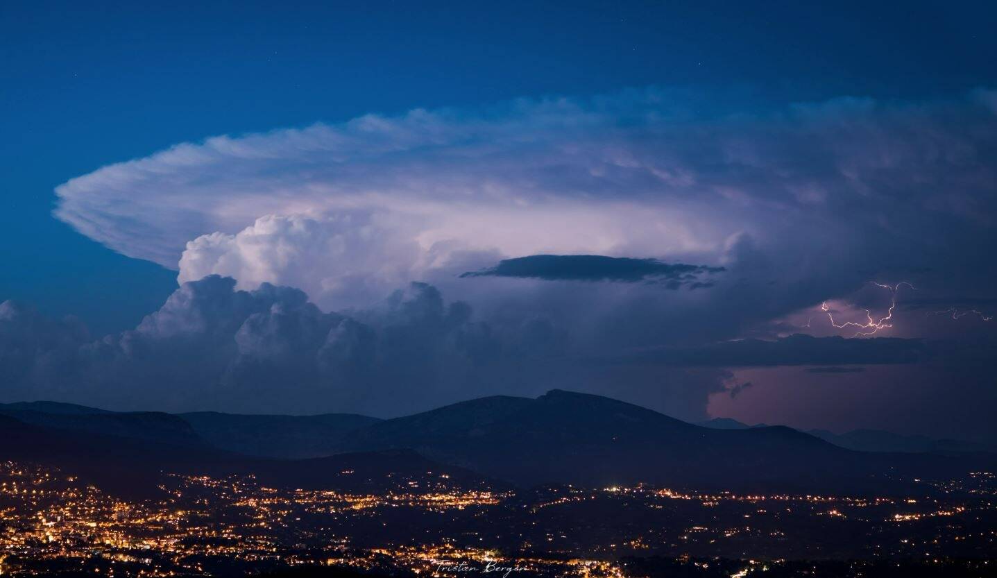 Il était visible depuis la Côte d'Azur: les impressionnantes images de l'orage qui a frappé la frontière italienne jeudi