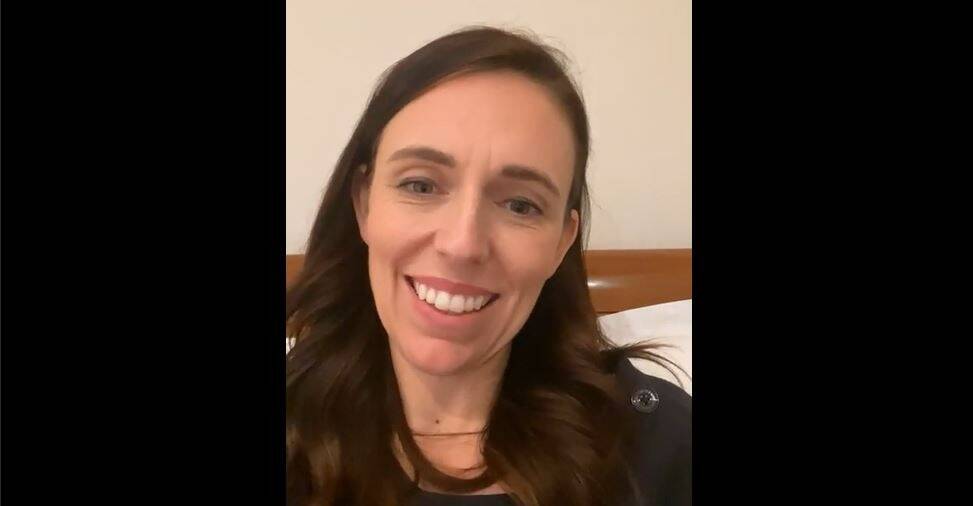 La Première ministre néo-zélandaise annonce des mesures anti-Covid en direct, sa fille de 3 ans l'interrompt