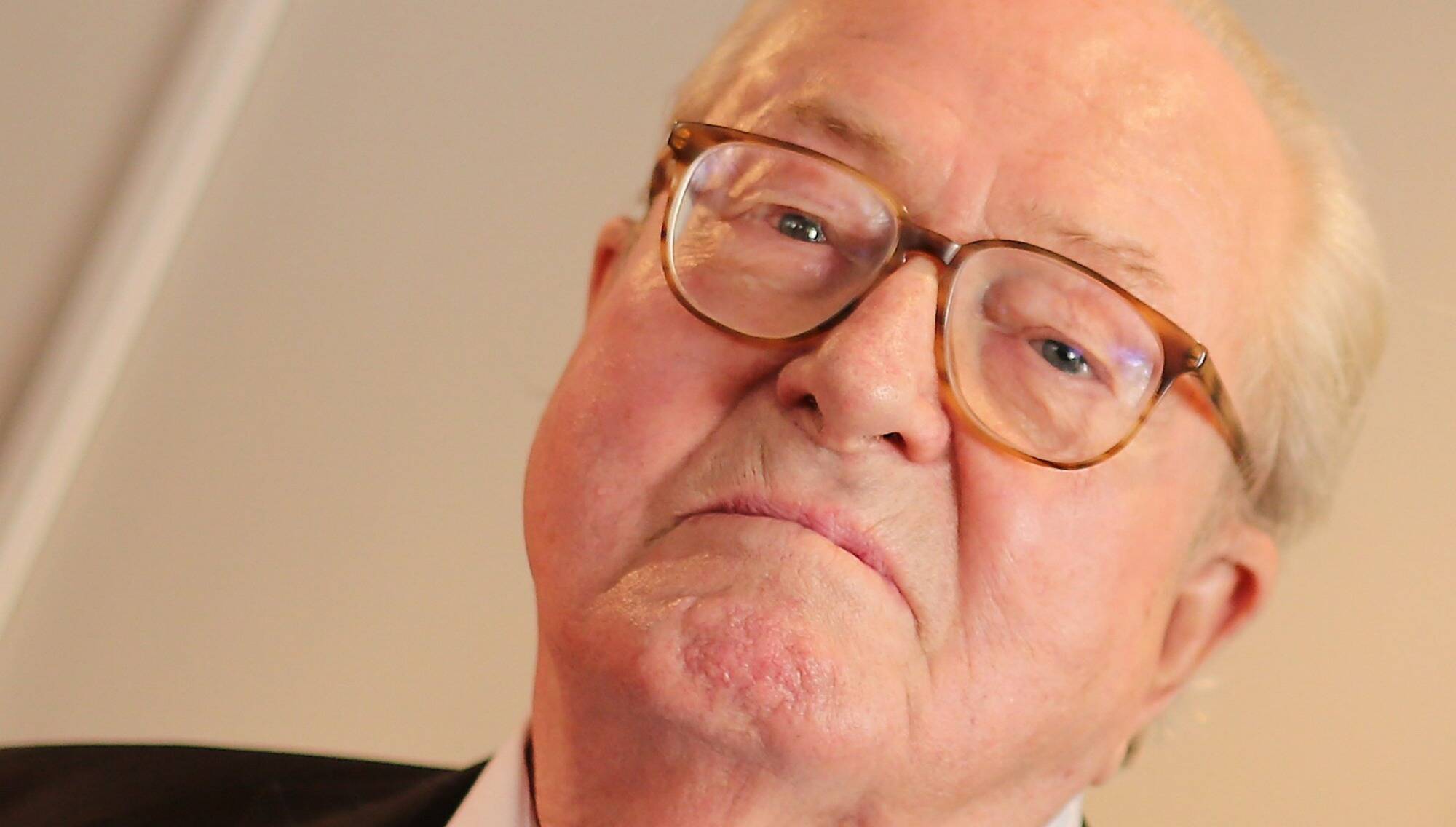 La tombe de Jean-Marie Le Pen à La Trinité-sur-Mer vandalisée "à coups de masse"